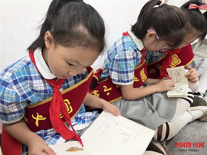 小志愿者自发组织读书会.jpg 小志愿者自发组织读书会.jpg