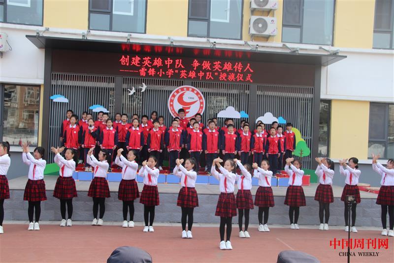 用少先队歌曲表演唱的形式向英雄致敬 (1).JPG
